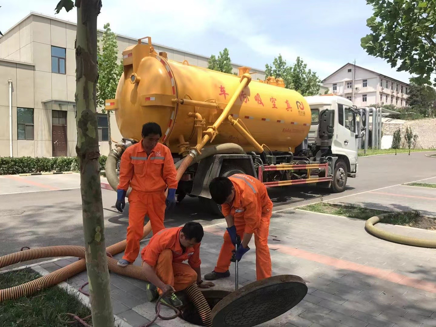 兰西管道疏通车停在窨井附近