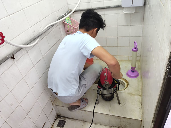 兰西管道堵塞冒臭气 专业师傅现场解决问题